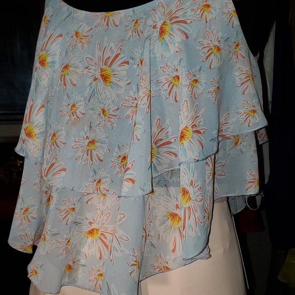 BEAUTIFUL LIGHT BLUE FLORAL TOP. MEDIUM - Picture 1 of 7